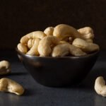 Ambalaj içinde çiğ kaju – doğal, kavrulmamış kuruyemiş