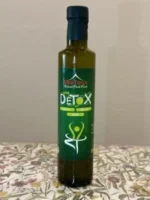 Organik meyve ve bitkilerle fermente edilmiş katkısız detoks sirkesi; salatalar ve sağlık karışımlarında kullanıma uygun.
