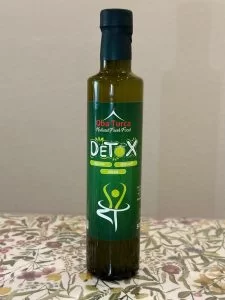 Organik meyve ve bitkilerle fermente edilmiş katkısız detoks sirkesi; salatalar ve sağlık karışımlarında kullanıma uygun.