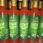 Organik meyve ve bitkilerle fermente edilmiş katkısız detoks sirkesi; salatalar ve sağlık karışımlarında kullanıma uygun.