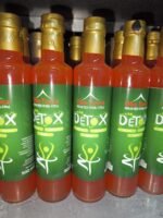 Organik meyve ve bitkilerle fermente edilmiş katkısız detoks sirkesi; salatalar ve sağlık karışımlarında kullanıma uygun.