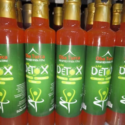 Organik meyve ve bitkilerle fermente edilmiş katkısız detoks sirkesi; salatalar ve sağlık karışımlarında kullanıma uygun.