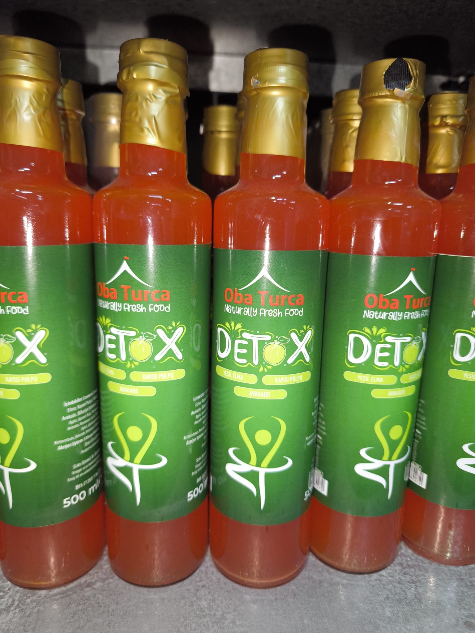 detoks-sirkesi-oba-turca Organik meyve ve bitkilerle fermente edilmiş katkısız detoks sirkesi; salatalar ve sağlık karışımlarında kullanıma uygun.