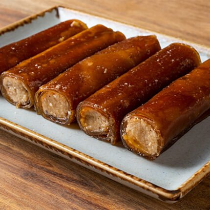 Fındık ezmeli ve pestilli geleneksel Gümüşhane rulo sarma tatlısı