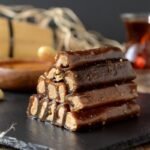 Fındık ezmeli ve pestilli geleneksel Gümüşhane rulo sarma tatlısı