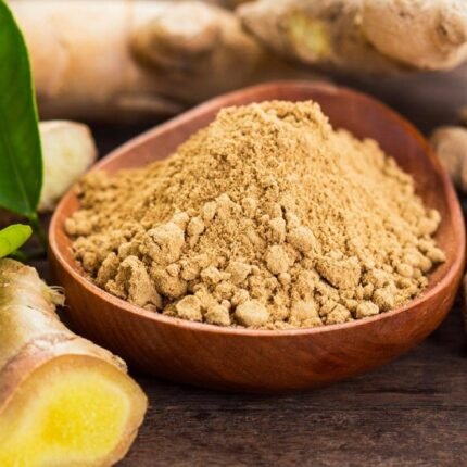 Doğal kök zencefilin öğütülmesiyle elde edilen katkısız toz zencefil.