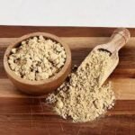 Doğal kök zencefilin öğütülmesiyle elde edilen katkısız toz zencefil.