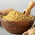 Doğal kök zencefilin öğütülmesiyle elde edilen katkısız toz zencefil.