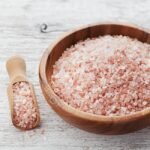 Himalaya Tane Tuz, pembe renkli doğal kaya tuzu; yemeklerde, spa ve cilt bakımında kullanıma uygundur.