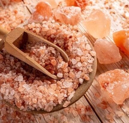 Himalaya Tane Tuz, pembe renkli doğal kaya tuzu; yemeklerde, spa ve cilt bakımında kullanıma uygundur.