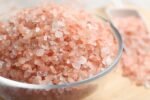 Himalaya Tane Tuz, pembe renkli doğal kaya tuzu; yemeklerde, spa ve cilt bakımında kullanıma uygundur.